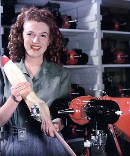 Elle ne s'appelle pas encore Marylin et oeuvre dans la fabrication de drones à la Radioplane Company (1944)